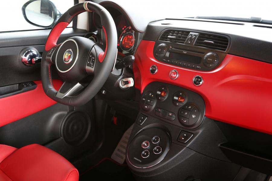 Интерьер Abarth 595 50th Anniversary Edition 2013 года  (фото 17 из 26)